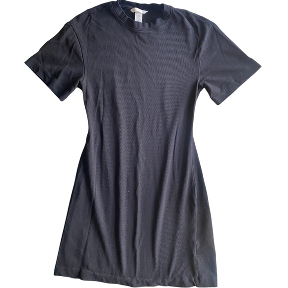 H&M Dresses & Skirts - H&M Black Defined Waist T-shirt Dress